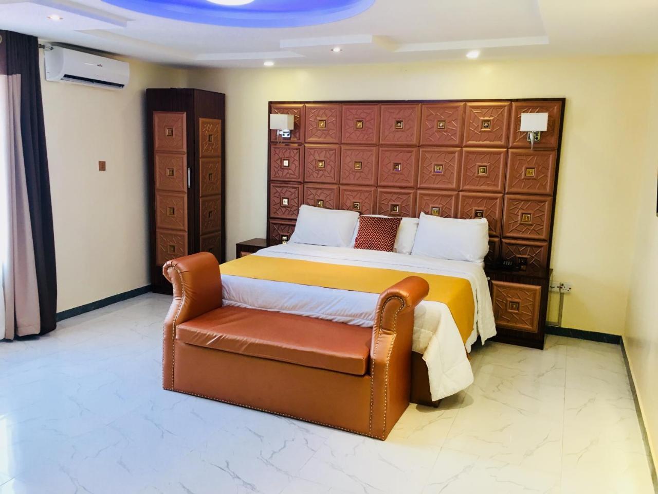 Double M Exquisite Suites And Lounge Lekki Ogombo Esterno foto
