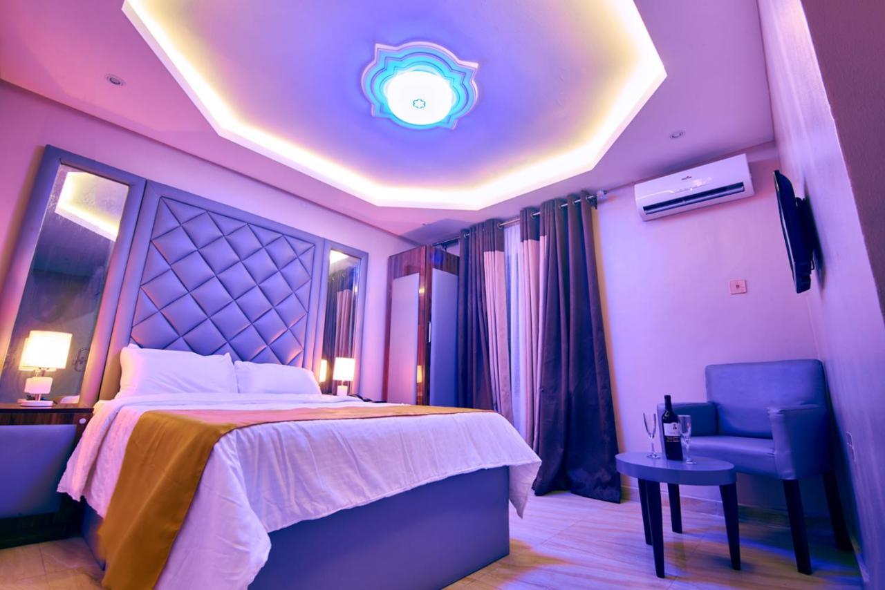 Double M Exquisite Suites And Lounge Lekki Ogombo Esterno foto